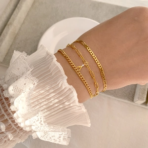 Détails d'un ensemble de bracelets dorés avec pendentif lettre A en zircon et chaînes