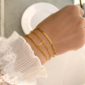 Détail de l'ensemble de trois bracelets dorés avec pendentif lettre B et zircons