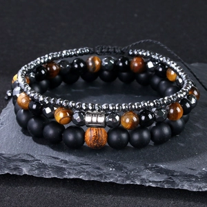 Detail von dreiteiligem Herren-Armband-Set mit Tigeraugensteinen und Sternzeichen