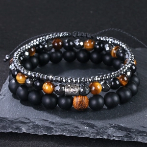 Makro-Detail von Herren-Perlenarmband-Set mit Tigerauge und Steinbock-Metallperle