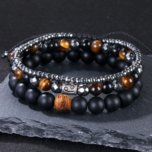 Makro-Detail von Herren-Perlenarmband-Set mit Tigerauge-Steinen und Krebs-Sternzeichen-Charm
