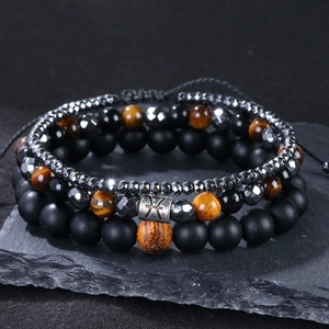 Makro-Detail von Herren-Armband-Set mit Tigerauge und eingraviertem Fische-Sternzeichen