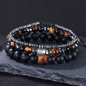 Detailaufnahme des Sternzeichen Löwe auf dem Tigerauge und Onyx Perlenarmband-Set