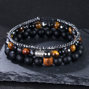 Detail von Perlenarmband-Set mit Tigerauge-Steinen und silbernem Jungfrau-Sternzeichen