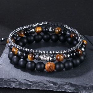 Detailansicht eines dreiteiligen Herren-Perlenarmband-Sets auf natürlichem Schiefer