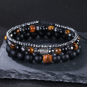 Makro-Detail von Herren-Armband-Set mit Tigerauge und Schütze-Sternzeichen-Perle