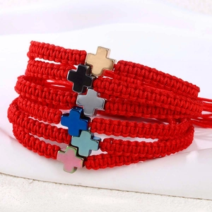 Set mit sechs handgefertigten roten gewebten Armbändern mit bunten Edelstahl-Kreuzen