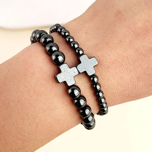 Set di bracciali fatti a mano in ematite con ciondoli a croce per uomo e donna