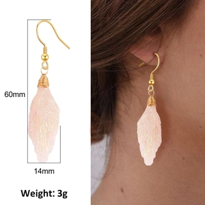 Détail de boucles d'oreilles feuilles en résine rose avec crochets dorés et mesures