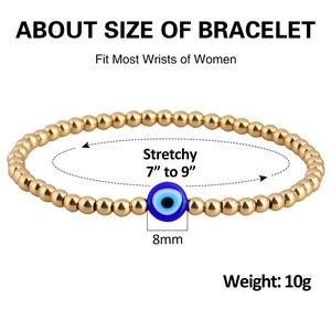 Detail van 8mm gouden kralenarmband met boze oog en afmetingen op witte achtergrond