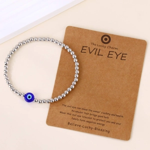 Detail van elastische Evil Eye kralenarmband in zilverkleur met blauwe glazen kraal