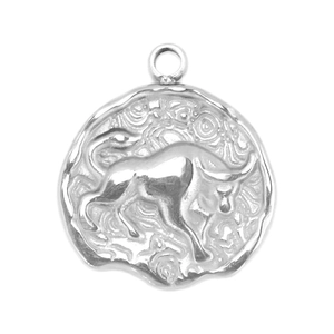 Vue macro du pendentif zodiaque Taureau en acier inoxydable avec motif taureau en relief