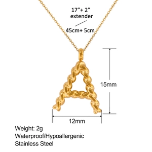Detalle del collar de acero inoxidable dorado con colgante de letra A texturizado y medidas