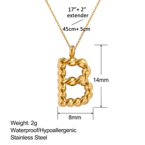 Dimensiones detalladas del collar con colgante de letra B retorcida de oro de 18 quilates