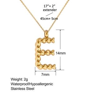 Especificaciones del colgante letra E en oro de 18k con dimensiones y largo de la cadena