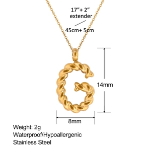 Detalle macro del colgante letra G en oro de 18k con dimensiones y textura de cuerda trenzada