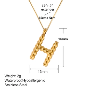Dimensiones detalladas del collar de acero inoxidable de 18k con colgante de letra H