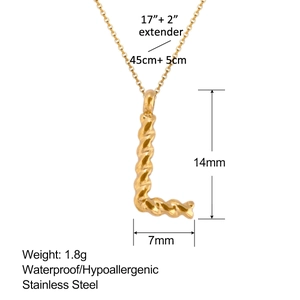 Detalle del colgante letra L bañado en oro 18k con textura trenzada y dimensiones