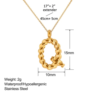 Detalle del colgante letra Q bañado en oro 18k con textura de cuerda y cadena de acero