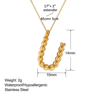 Especificaciones de tamaño del collar con colgante de letra U en acero bañado en oro 18k
