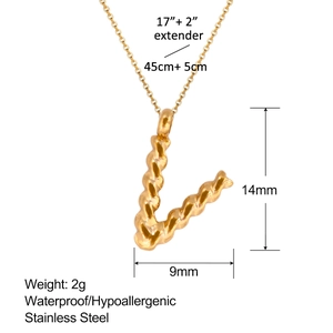 Detalle que muestra dimensiones del collar con colgante de letra V en oro de 18k
