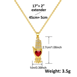 Collana placcata oro con ciondolo a forma di mano e cuore rosso con zirconi bianchi