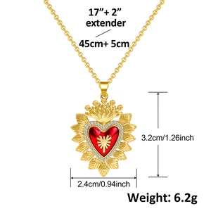 Dettaglio delle dimensioni della collana con cuore dorato, smalto rosso e stelle