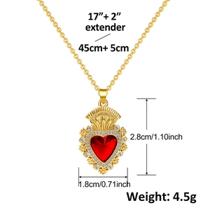 Dettaglio della collana con ciondolo a cuore placcato oro con cristallo rosso e misure