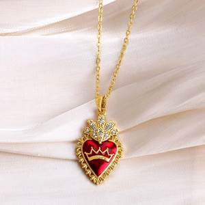 Dettaglio della collana a cuore placcata oro con smalto rosso, corona e zirconi luccicanti