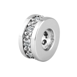 Gros plan d'une perle en argent sertie de cristaux pour la création de bijoux DIY