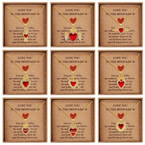 Collezione di nove collane con ciondoli a cuore placcati in oro e cristalli su card regalo