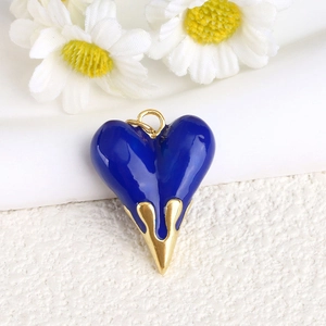 Colgante de corazón azul oscuro minimalista con detalles de llama dorada y esmalte pulido