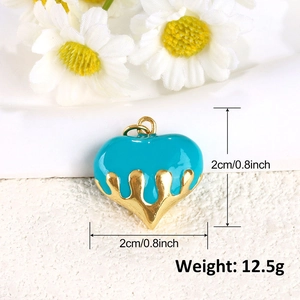 Vista macro del colgante de corazón chapado en oro azul Tiffany, de 2x2 cm