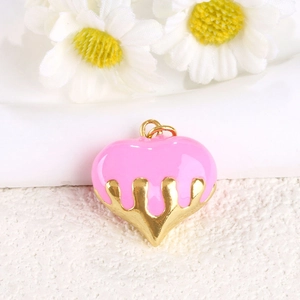 Colgante de corazón en esmalte rosa con base dorada fundida y anillo para collares