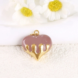 Colgante de corazón moderno chapado en oro con esmalte malva y fondo floral blanco