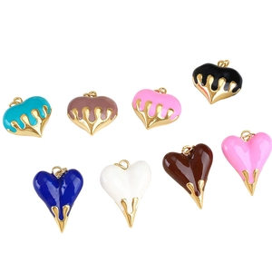 Colgantes de corazones fundidos coloridos en ocho tonos con chapado en oro para joyas DIY
