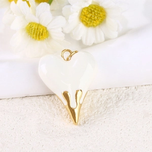 Elegante colgante de corazón en esmalte blanco con base dorada fluida para joyería DIY