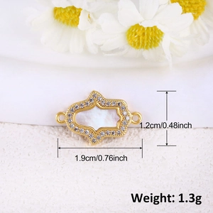 Colgante Mano de Fátima chapado en oro 18K con circonitas brillantes y nácar natural