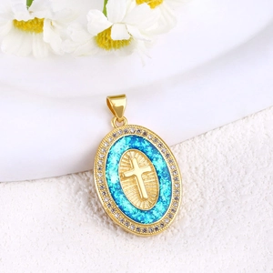 Detalle macro de colgante ovalado dorado con cruz de opalo azul y piedras circonitas