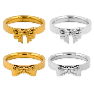 Anelli minimalisti in acciaio inossidabile con fiocco in oro e argento su bianco