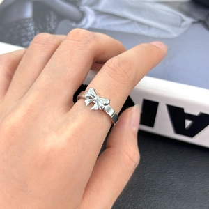 Anello con fiocco in argento lucido sulla mano dallo stile elegante e minimalista