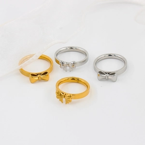 Set di anelli con fiocco minimalista in oro e argento su elegante sfondo bianco