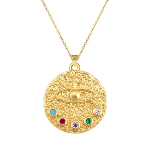 Gouden medaillon ketting met reliëf boze oog en kleurrijke levendige edelstenen