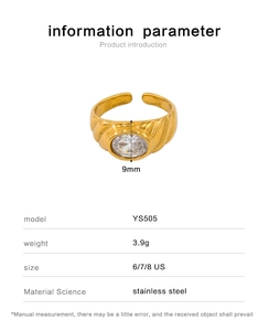 Detailansicht des 18K vergoldeten Edelstahlrings mit ovalem Zirkon und Rippenstruktur