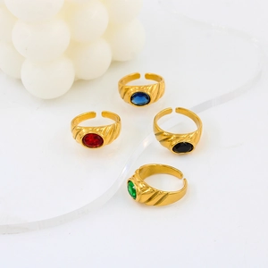 Nahaufnahme von vier Vintage-Ringen mit bunten Zirkonia-Steinen, vergoldet und offen