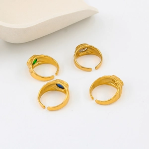 Detailansicht von vier Vintage-Ringen mit smaragd- und saphirfarbenen Edelsteinen aus Gold