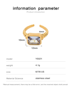 Détail macro d'une bague en acier doré torsadé avec une pierre de cristal rectangulaire