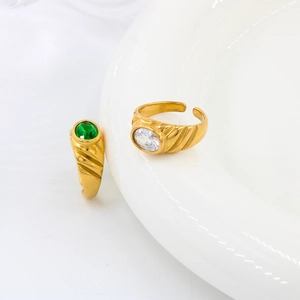 Vintage vergoldeter Ring mit ovalen Zirkoniasteinen und geprägter diagonaler Textur