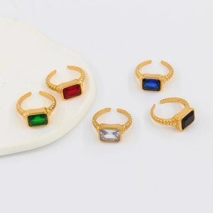 Ensemble de cinq bagues dorées 18K avec zircons rectangulaires de couleurs variées