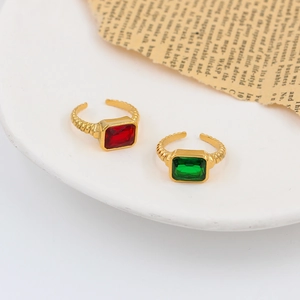 Bague torsadée dorée ornée de grandes pierres rectangulaires émeraude et rubis serties clos